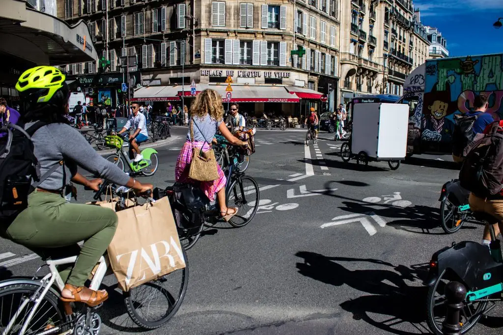 Fietsers in de drukke stad