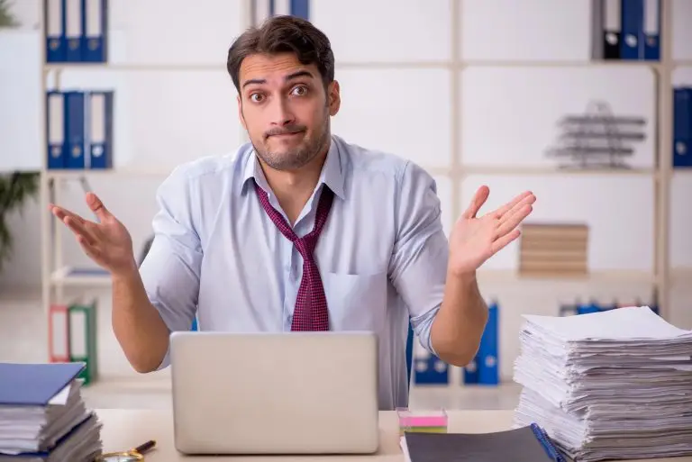 HR Manager die overdenkt over keuze fietsleasemaatschappij