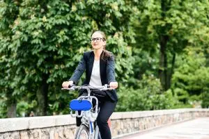 Blije zakelijke fietser