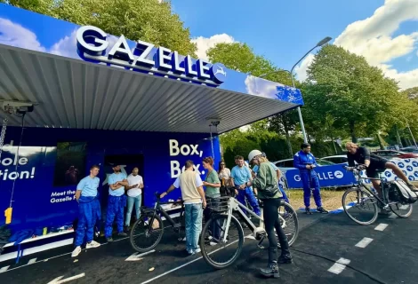 Gazelle monteurs voeren snelle fietscheck uit bij pitstop richting Dutch GP